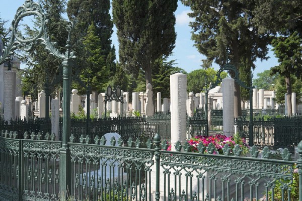 BAKAN ERSOY'DAN FATİH KÜLLİYESİ HAZİRESİ'NE ANLAMLI ZİYARET
